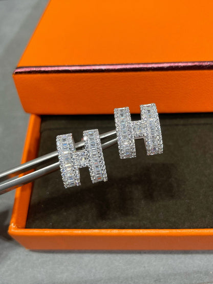 [Kincade Jewelery]H STUD EARRINGS WITH SILVER DIAMONDS